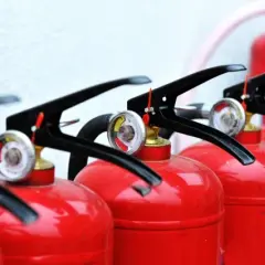 Znak gaśnica co oznacza? Kluczowe informacje o bezpieczeństwie pożarowym