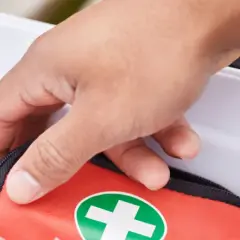 Co znajdziemy w apteczce pierwszej pomocy? Kluczowe elementy, które ratują życie
