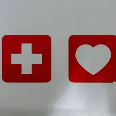Czy defibrylator zatrzymuje serce? Zrozum jego działanie i skutki