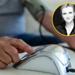 Mężczyzna mierzy ciśnienie, które wynosi 200. Obok jego ręki widnieje zdjęcie kobiety w okręgu.