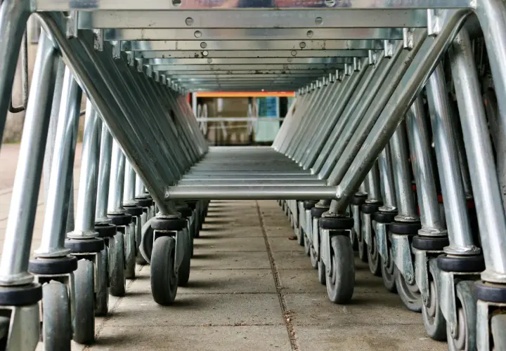 Dlaczego odpowiednie koła do wózka transportowego wpływają na bezpieczeństwo i efektywność pracy?