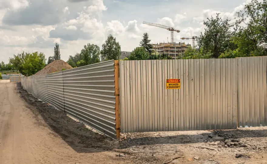 Ogrodzenie budowy - Wymogi, koszty, błędy. Zabezpiecz plac!