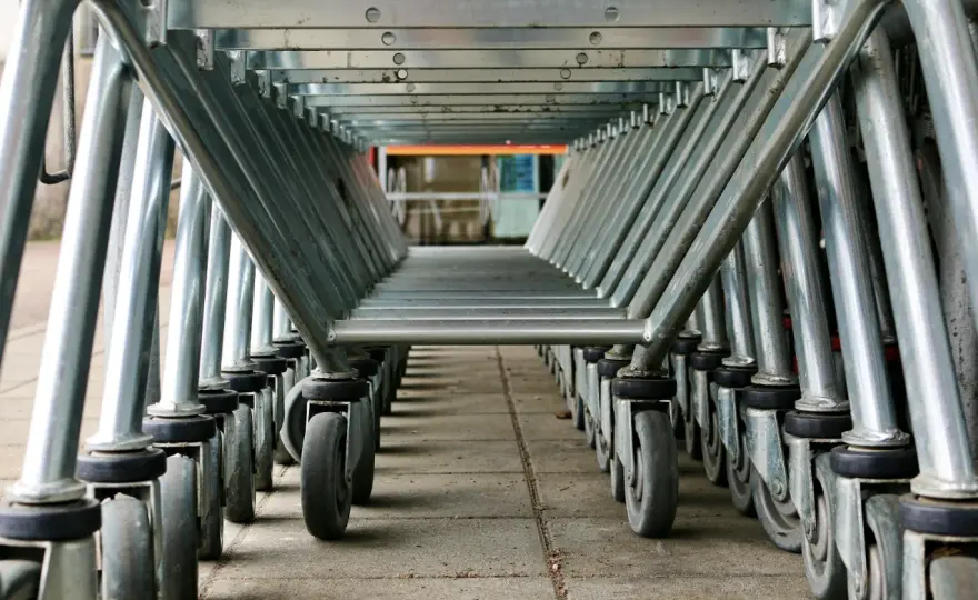 Dlaczego odpowiednie koła do wózka transportowego wpływają na bezpieczeństwo i efektywność pracy?