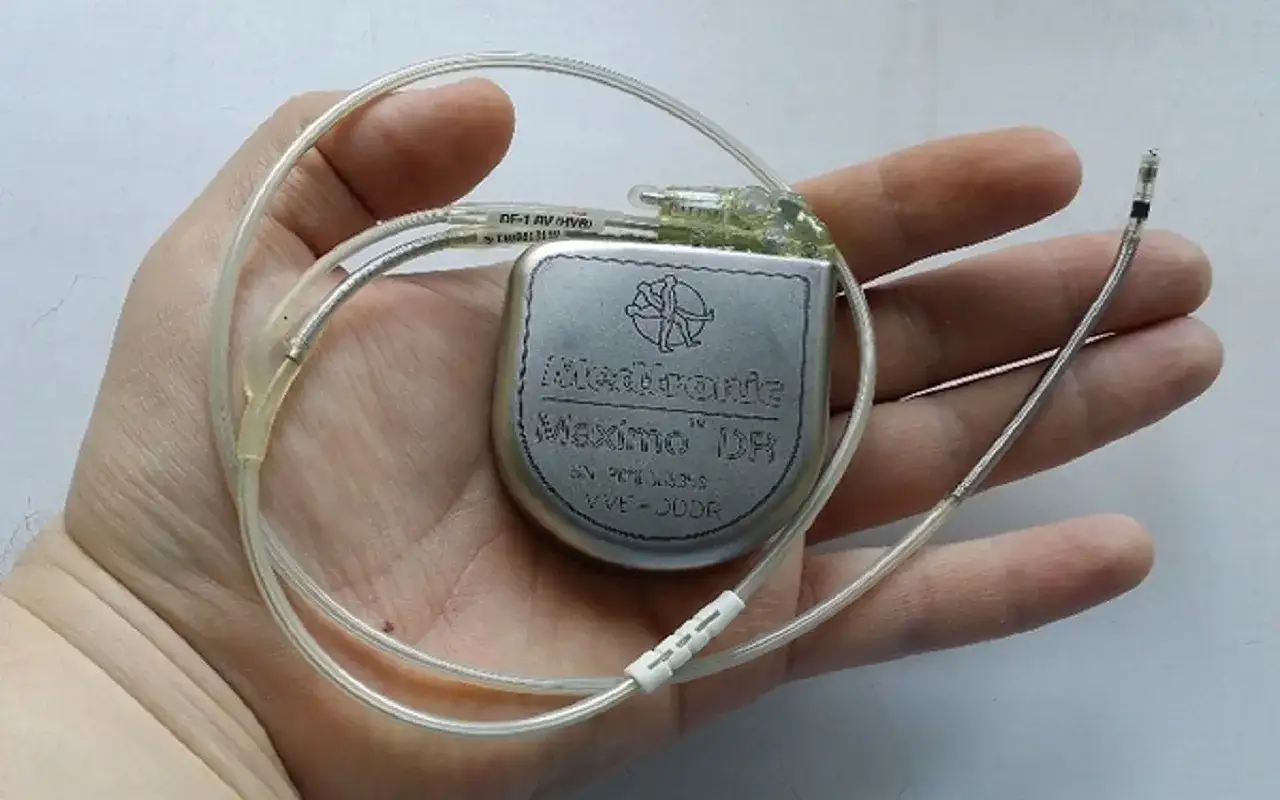 Zdjęcie Jak działa defibrylator serca? Zrozumienie jego mechanizmu działania