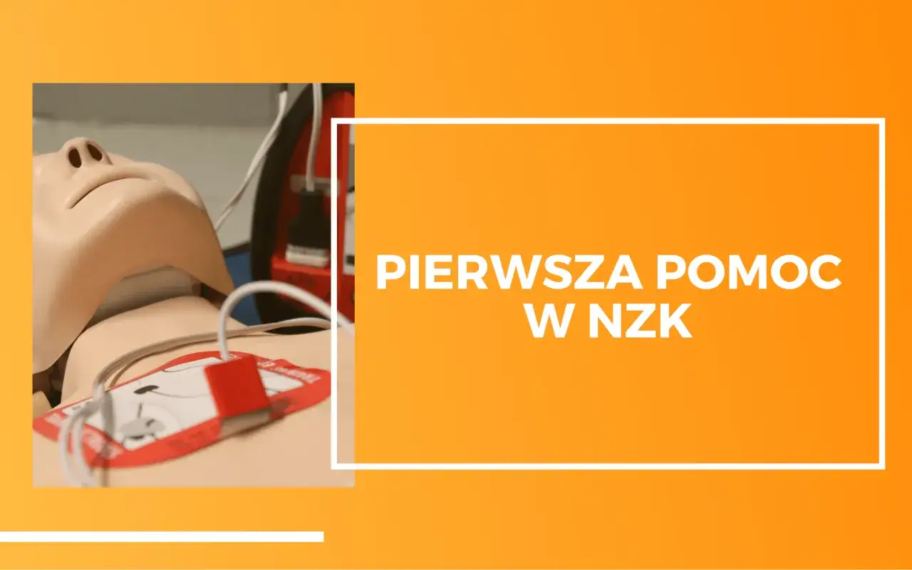 Ćwiczenia pierwszej pomocy w NZK. Manekin z elektrodami AED, gotowy do akcji ratunkowej.